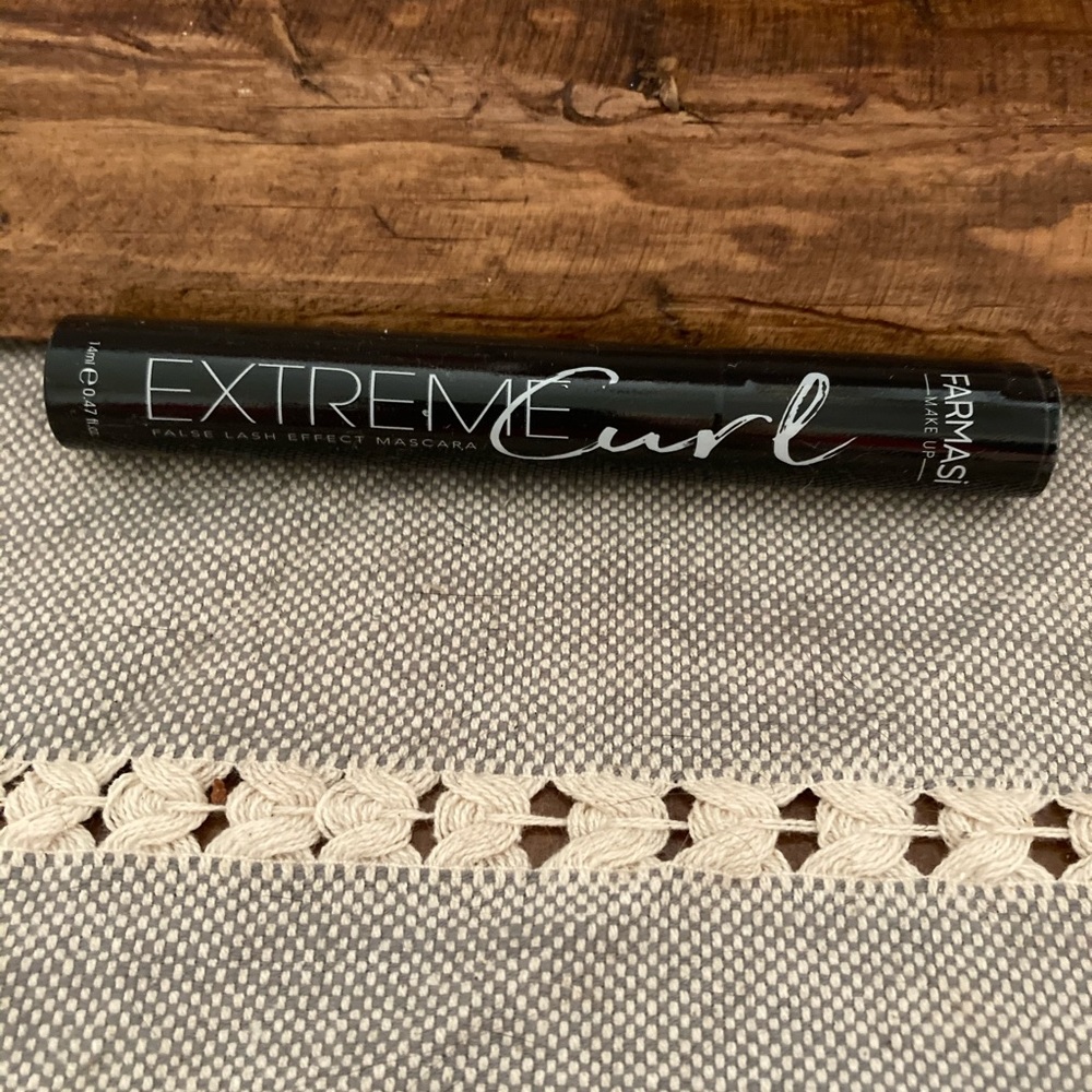 Farmasi Consultant; Extreme Curl Mascara black in color